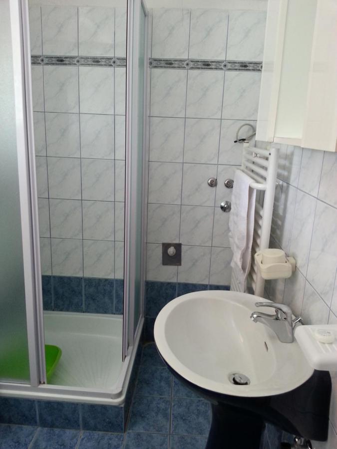 Apartmani Elena Малинска Екстериор снимка