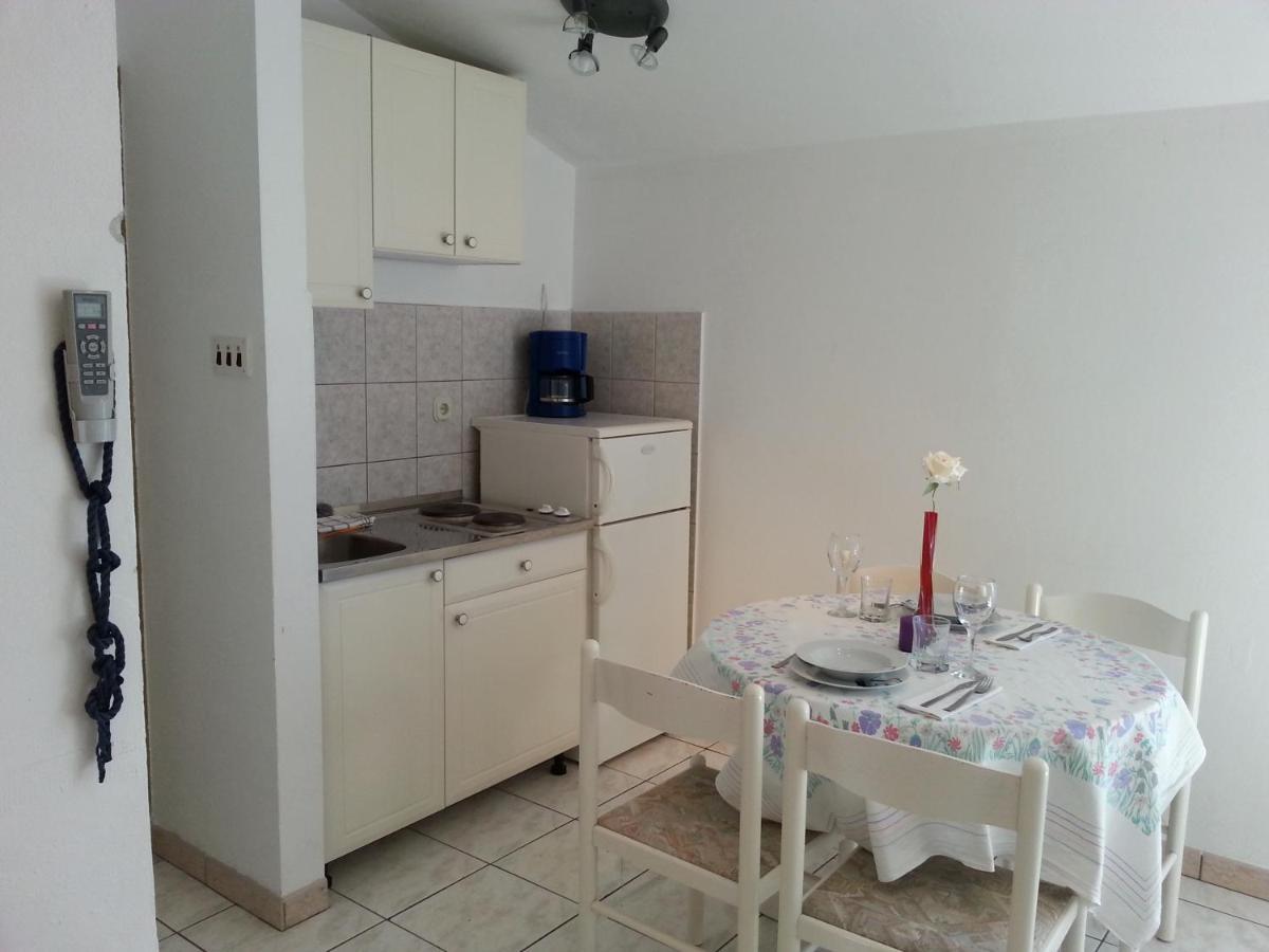 Apartmani Elena Малинска Екстериор снимка